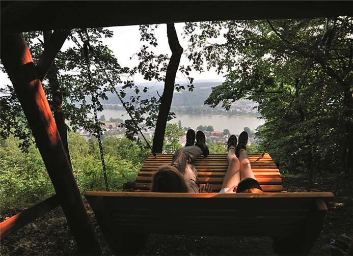 Schaukeln entlang der Eifelleiter laden zum Träumen und Verweilen ein.privat