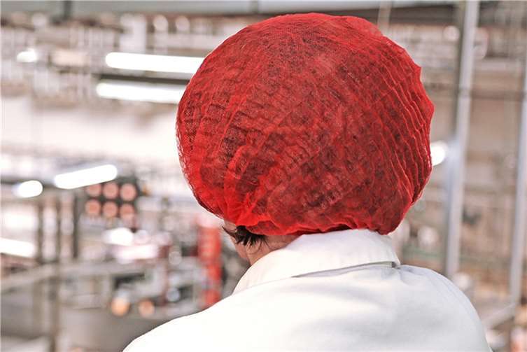 Schauplatz Ernährungsindustrie: In der Branche gehören Leiharbeit und Werkverträge zum Alltag. Aber dauerhafte „2. Klasse-Jobs“ sollen durch ein Gesetz bald ein Ende haben, fordert die Gewerkschaft NGG.NGG