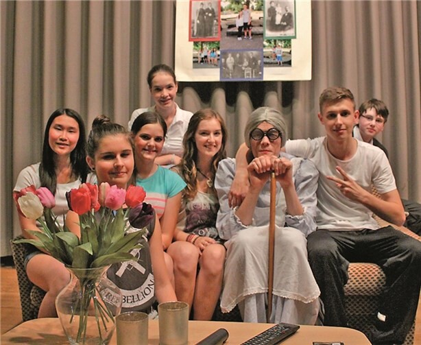 Schauplatz der Komödie ist das Wohnzimmer von Oma Pfiff, die ihren 80. Geburtstag feiert.