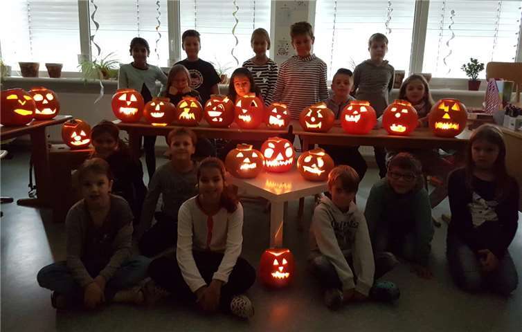 Schaurig-schöne Halloween-Kürbisse entstanden bei der Aktion der Klasse 3a bei REWE Weller. privat