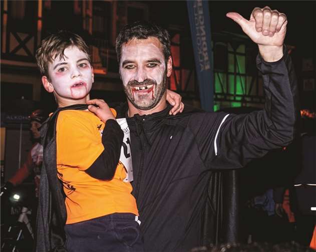 Schaurig und gruselig waren die Kostüme von Vater und Söhnen, die als Zuschauer das Spektakel verfolgten.