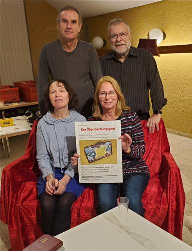 Schauspieler Martine Bontemps, Sabine und Uwe Schüffelchen sowie Helmut Kaspari proben bereits seit Wochen.  Foto: privat
