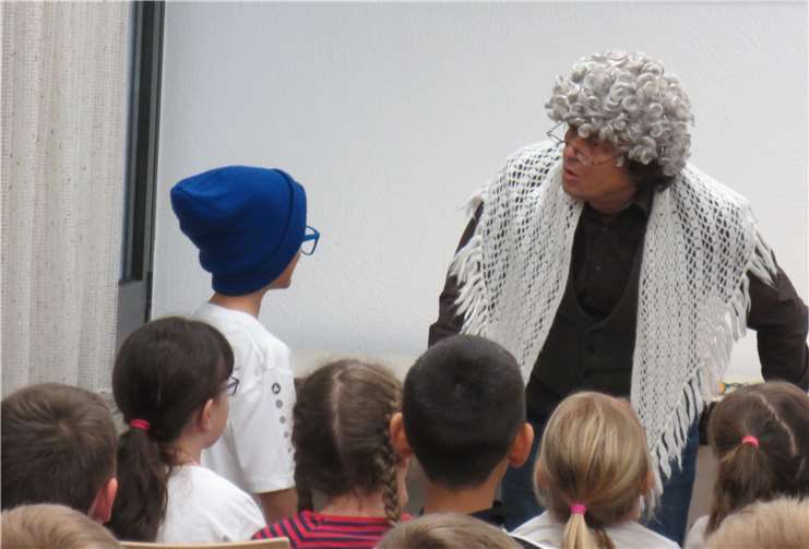 Schauspieler Michael Hain schlüpfte selbst in verschiedene Rollen und spielte einen Dialog mit einem Schüler. Foto: privat