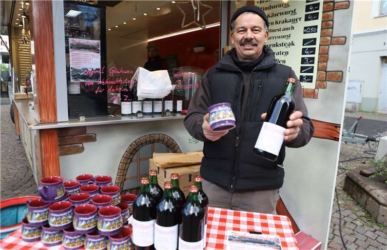 Schausteller Peter Heinen bietet auf dem Marktplatz in Andernach neben den Sammlertassen auch Winzerglühwein an. Fotos: WAMFO.DE