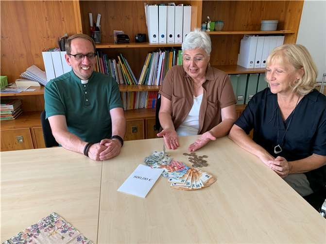 „Schaut her“, präsentierte Getrud Hüttges (Bildmitte) das unglaubliche Ergebnis Diakon Andreas Schlösser und Susanne Fetscher-Knopp. Foto: privat