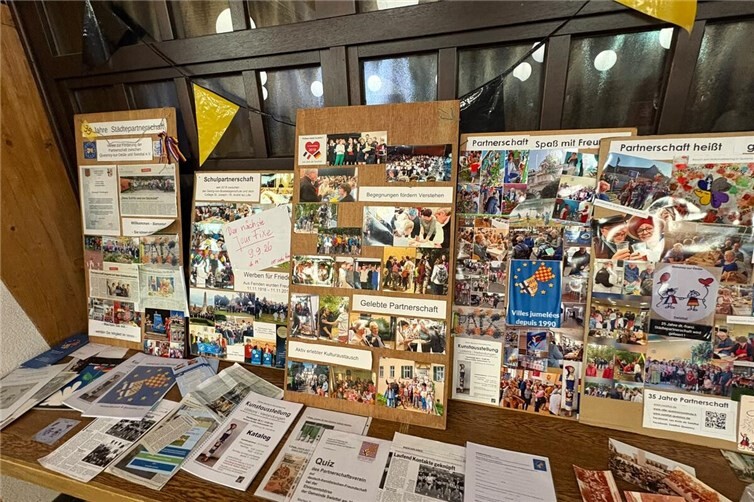 Schautafeln und Fotobücher zeigten die vielfältigen Aktivitäten und Erlebnisse in der Partnerschaft 