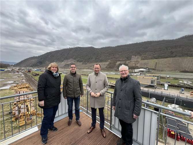 Schauten sich die Moselschleuse aus der Nähe an (von links): die stellvertretende Vorsitzende der CDU Lehmen Annette Breitkreutz, der Vorsitzende Christoph Stoffel, der Bundestagsabgeordnete Josef Oster und Beisitzer Friedhelm Ibald.  Foto: Philip Rünz