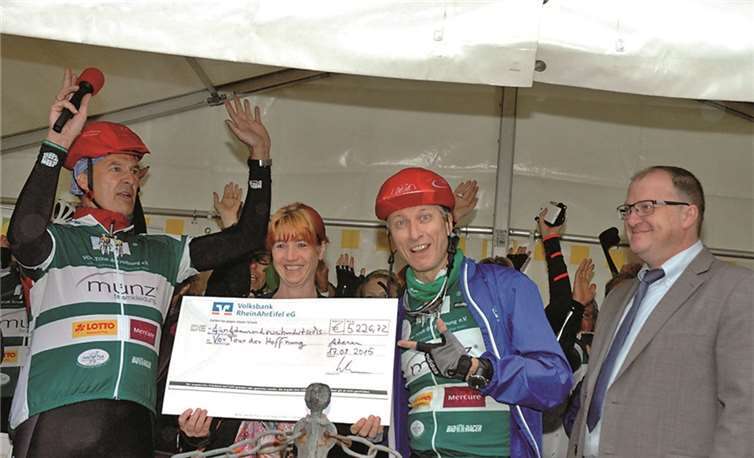 Scheck der Grundschule v.li. Stadtbürgermeister Arnold Hoffmann, Katja Schöppner im Auftrag der Schul-Eltern-Vertretung, Norbert Schramm, Bürgermeister Guido Nisius.