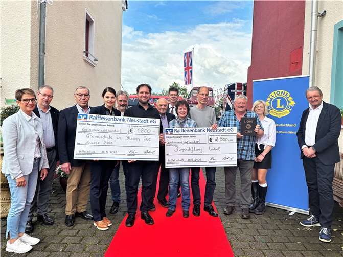 Schecks die sich sehen lassen können: Die Spendenübergabe war ein voller Erfolg.  Quelle: LC Rhein-Wied