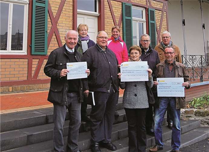 Scheckübergabe: Die Bürgerstiftung Bad Ems hatte sich entschlossen, die Renovierung der Talstation der Malbergbahn mit einem deutlichen Zuschuss zu unterstützen.privat