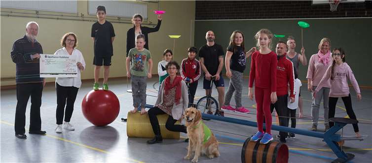 Scheckübergabe Friedenskinder Koblenz an Malteser Integrationsdienst. Von links: Bernd Wangelin (1.Vors.) und Sabine Brunke (Malteser Integrationsdienst).Foto: Frey