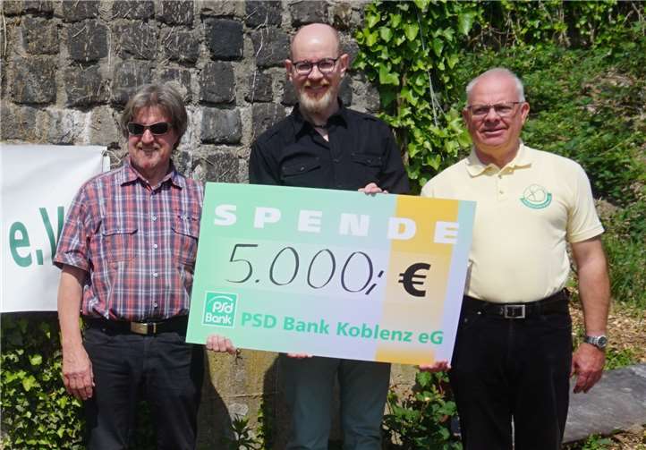 Scheckübergabe Post-SV Koblenz (v. l.) 1. Vorsitzender Norbert Lambach, der Vorstandsvorsitzende der PSD-Bank, Bernd Schittler, und 2. Vorsitzender Rainer Huzel. Foto: privat