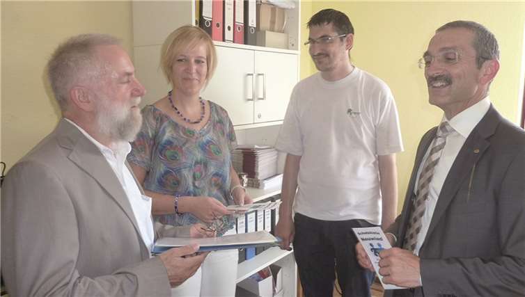 Scheckübergabe: (V.r.) Dr. Hermann-Josef Richard, Dirk Moses, Klient der Schatzkiste, Leiterin Michaela Franzen und Dr. Alfred Marmann.  privat