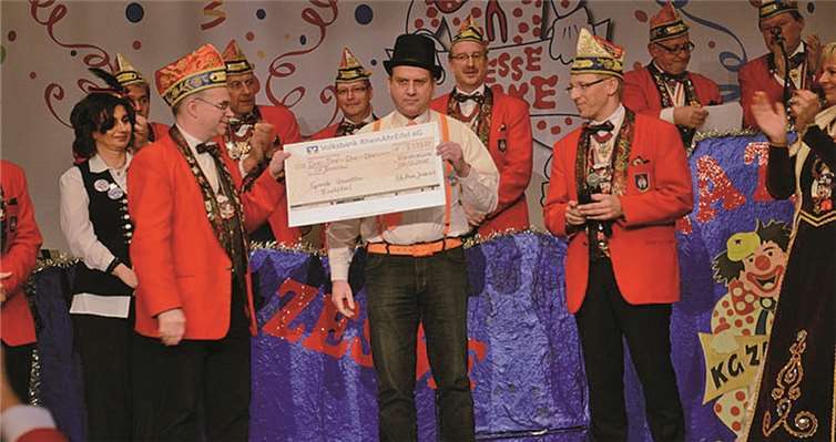 „Scheckübergabe Zesse Jecke“: KG-Vorsitzender Mike Roth (r.) und KG-Kassierer Günter Loth (l.) überreichen Bürgermeister Johannes Bell den Scheck für den Hilfsfond zugunsten der Unwettergeschädigten.WK