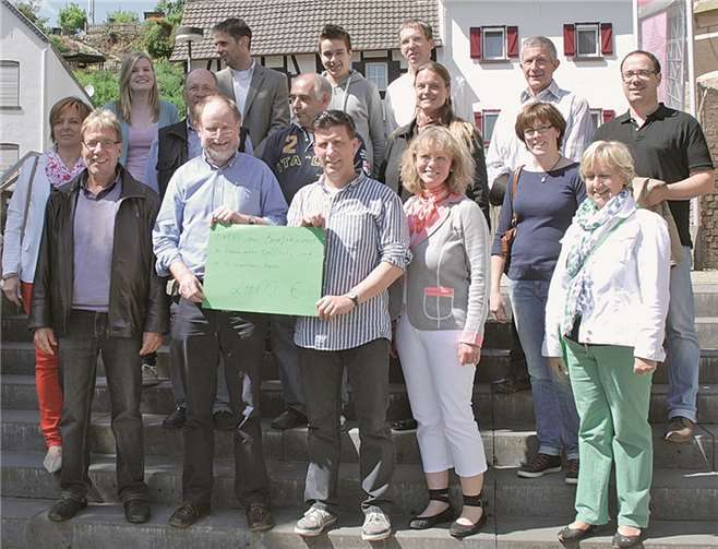 Scheckübergabe an Dr. Eckehardt Louen (Leiter der Palliativstation) beim Pfarrfest.privat