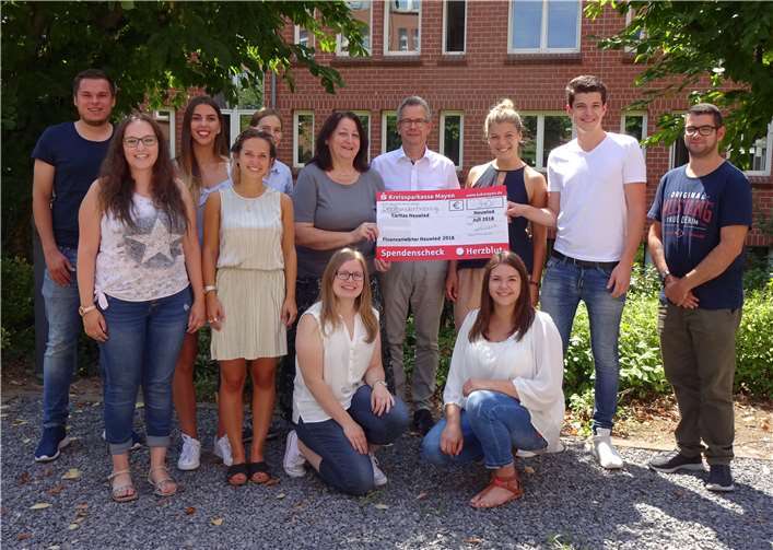 Scheckübergabe an Frau Claudia Pauly (Dienststellenleiterin des Caritasverbands Rhein-Wied-Sieg e. V., Geschäftsstelle Neuwied) durch Andreas Frank (Vorsteher des Finanzamts Neuwied), im Beisein der neuen Anwärter des Jahrgangs 2018.privat