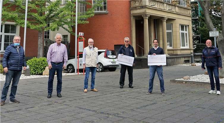 Scheckübergabe an Malteser Hilfsdienst und Rheinbacher Feuerwehr (v.l.n.r.): Vorsitzender FRK Alfred Eich, Bürgermeister Stefan Raetz, Schriftführer FRK Manfred Böttcher, Brandinspektor Laurenz Kreuser, Stadtbeauftragter des MHD Michael Makowiak, Geschäftsführer im Ehrenamt Chris Merker. Foto: EICH