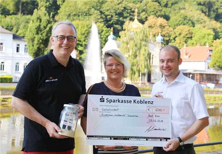 Scheckübergabe an das Kinderheim „Waldesruh“ aus Dausenau. (v.l.n.r.) Jörg Linnebacher (Geschäftsführer Brillen Becker Bad Ems), Tanja Lichius (Heimleiterin Kinderheim „Waldesruh“) und Robert Dittrich (Hörakustikmeister und Fachgeschäftsleiter BECKER Hörakustik Bad Ems). BECKER Hörakustik