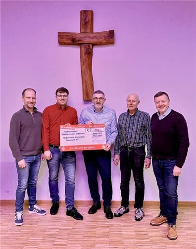 Scheckübergabe an den Förderverein Mariendom durch das Stadtorchester Andernach (v.l.n.r.) Georg Abels, Philipp König, Frank Mertes, Reinhard Helf, Bertram Kleis. Foto: privat