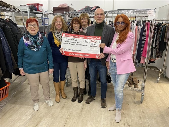 Scheckübergabe an den Oberbürgermeister Dirk Meid. Foto: awomy