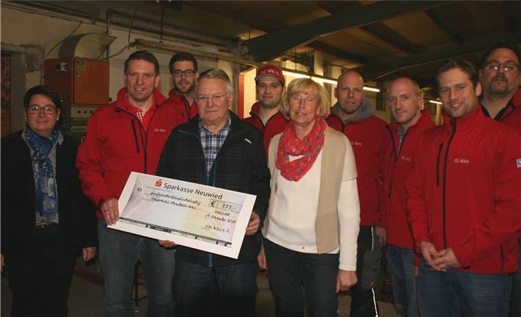 Scheckübergabe an den örtlichen Helfer-Kreis Heimbach-Weis.Privat