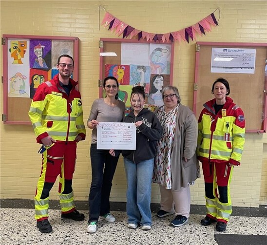 Scheckübergabe an der Realschule.  Foto: privat