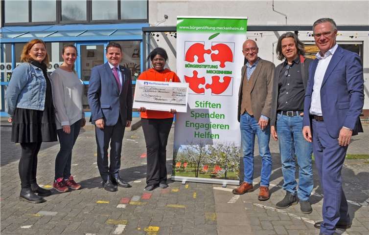 Scheckübergabe an der Waldschule in Meckenheim, von links: Nicola Schiffer, Tamara Krauße, Bürgermeister Holger Jung, Vorsitzender des Stiftungsvorstandes, Schülerin Francesca, Bert Spilles, Jan Peter Meier und Burchard Kraus. Foto: Bürgerstiftung Meckenheim