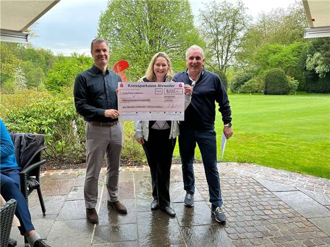 Scheckübergabe an die KinderKrebshilfe (v.l. Christian Greiten, Deutsche Krebshilfe; Britta Jelden, Kreissparkasse Ahrweiler; Andreas Zeitler, Golf- und Landclub Ahrweiler).  Quelle: Golf- und Landclub Bad Neuenahr e.V.