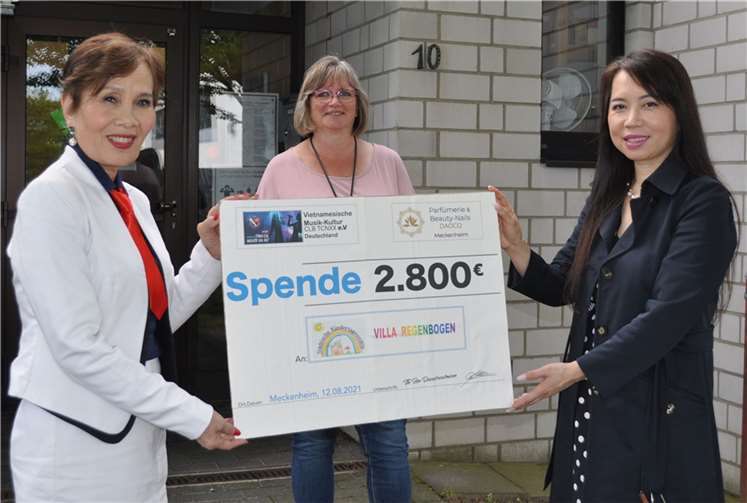 Scheckübergabe an die Kita „Villa Regenbogen“ von links: Thi Ben Doantrautman, Alexandra Dietz und Kim Bich Dao Co. Foto: Stadt Meckenheim