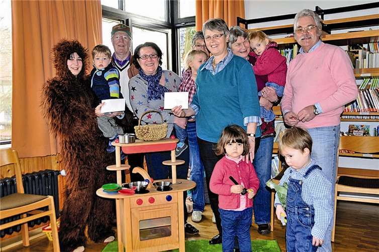 Scheckübergabe an die Leiterin der Spielgruppe. Margret Heinz (Mitte li.) durch den „Erzebär“ und die Leiterin der Pecher Altenstube, Annegret Müller (Mitte re.). privat