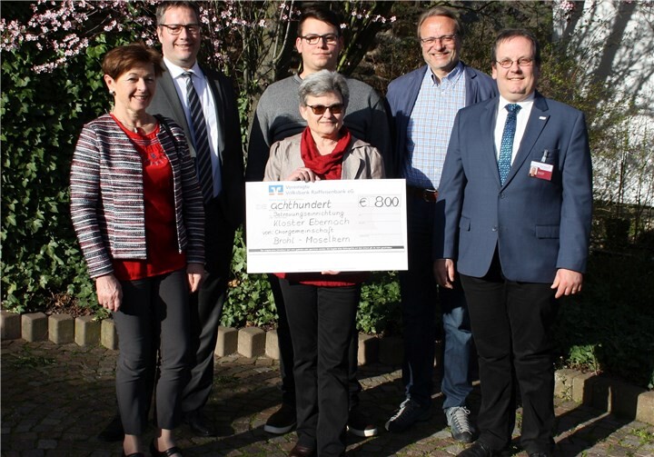 Scheckübergabe anlässlich des Disney-Konzertes, Einrichtungsleiter Michael Puhl, Chorleiter Mario Bressan mit Vertretern der Chorgemeinschaft Brohl und Moselkern.Foto: Privat