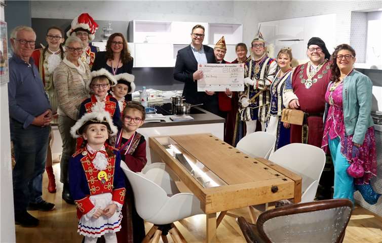 Scheckübergabe bei der Schreinerei Karl Kindler: Das Team der Schreinerei spendet 500 Euro für die Jugendarbeit der KG. Foto: privat