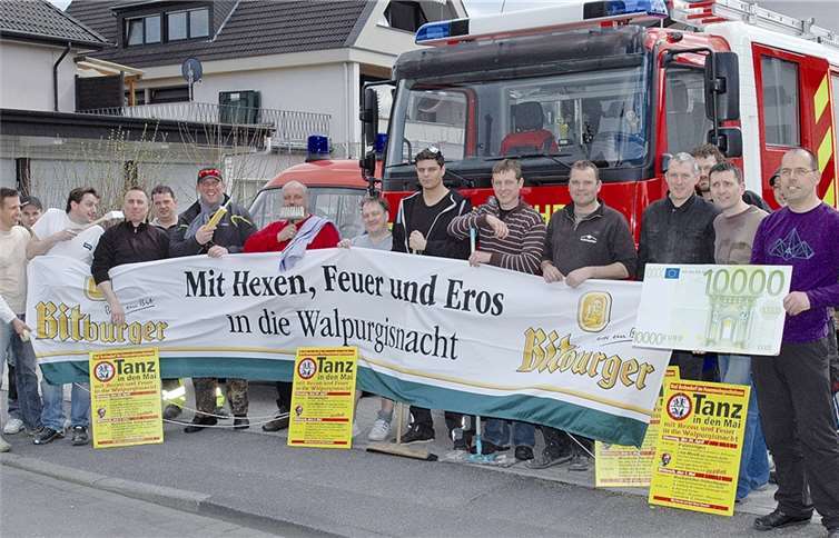 Scheckübergabe beim Arbeitseinsatz: 10.000 Euro spendierte der Förderverein für das neue Fahrzeug.BL