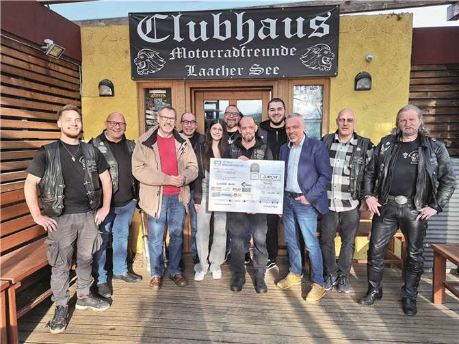 Scheckübergabe der Motorradfreunde Laacher See an Reinhard Feldkirchner (3.v.li.) von der Elterninitiative krebskranker Kinder Koblenz e.V..  Foto: FRE