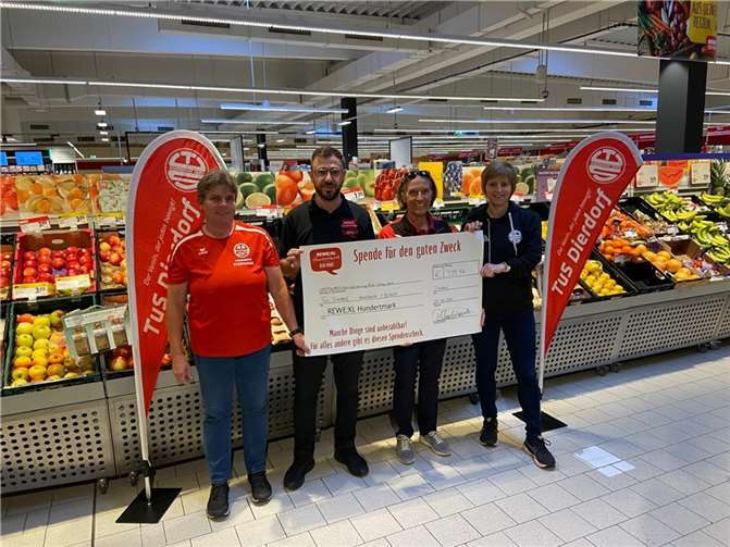 Scheckübergabe der REWE-Vereinskartenaktion (v. l. n. r: Stephanie Schönberger (Abteilungsleitung Schwimmen), Herr Kaya (REWE-Marktleiter in Dierdorf), Walburga Rudolph (1. Vorsitzende), Nora Kern (Geschäftsführerin).