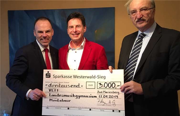 Scheckübergabe der Sparkasse Westerwald-Sieg an das Landesmusikgymnasium Montabaur.Privat