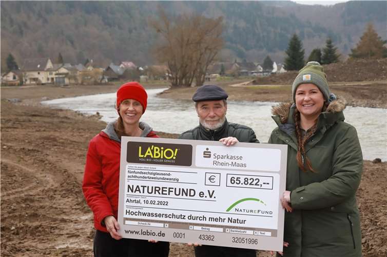Scheckübergabe der Spende von LA’BIO! in Ahrweiler: v.l. Katja Wiese Naturefund e.V.; Winfried Sander BUND Ahrweiler und Danny van Leuven von LA’BiO! Quelle: BUND Ahrweiler