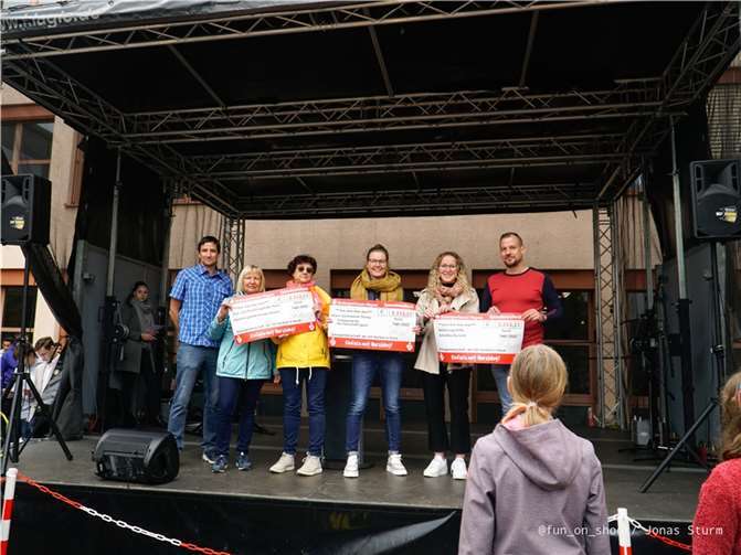 Scheckübergabe der Sportfachschaft beim Schulfest der IGS Maifeld: Thomas Strotzer (Lehrer IGS Polch), Gabi Maur und Rita Flöck (Flut- und Flüchtlingshilfe Polch), Lena Eichhofer und Laura Jax beide Rhein-Gymnasium Sinzig), Thiema Metzroth (Lehrer IGS Polch).  Foto: Jonas Sturm