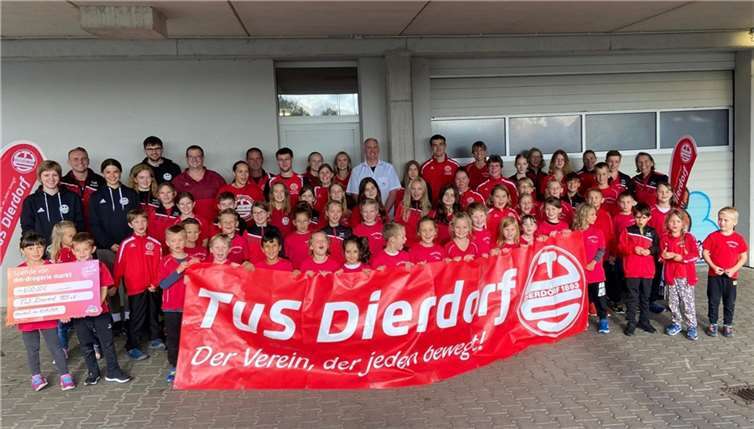 Scheckübergabe der dm-Aktion „Lust an Zukunft“ im Dierdorfer Stadion. Fotos: privat