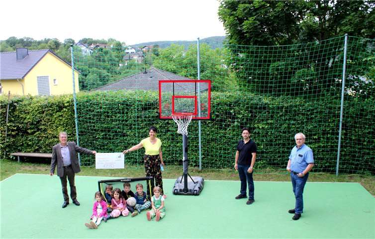Scheckübergabe des Fördervereins der Kita „St. Viktor“ Bad Breisig, der sich mit über 10.000 Euro am neuen Ballspielfeld der Einrichtung beteiligte. Von links Klaus Kurp (Vorstandsmitglied Förderverein), Ingrid Seifen (Kita-Leiterin), Sebastian Merino (Schatzmeister Förderverein) und Frank Söller ( 2. Vorsitzender Pfarrverwaltungsrat). Foto: DU