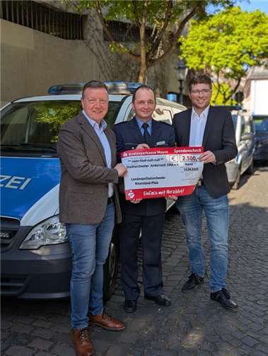 Scheckübergabe des Landespolizeiorchesters Rheinland-Pfalz an das Stadtorchester Andernach. Foto: privat