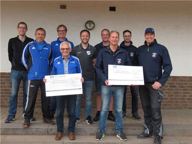 Scheckübergabe des SV Barweiler an die Oberahrtaler Sportfreunde und die Freiwillige Feuerwehr Barweiler. Foto: privat