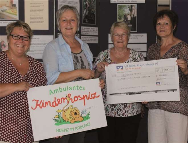 Scheckübergabe des Vorstandes an Frau Textor.privat