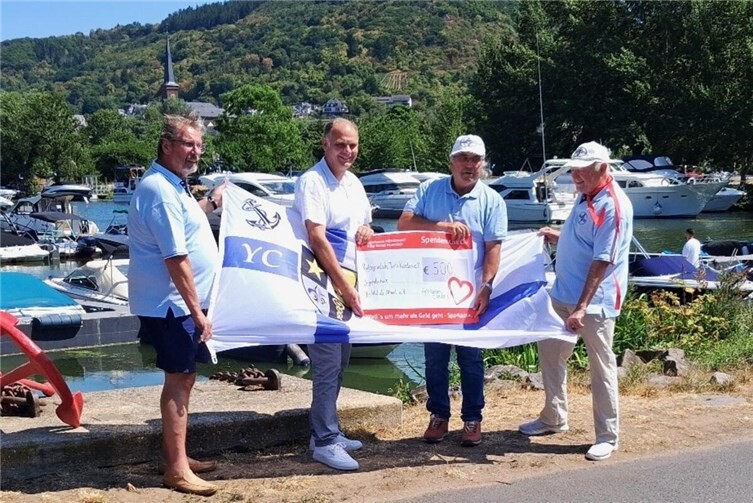 Scheckübergabe des Yachtclubs Mosel für die Ruderjugend der RG Treis-Karden (v.l.n.r.) Christian Krug, Hans-Josef Bleser, Michael Hippert und Günter Kargl.