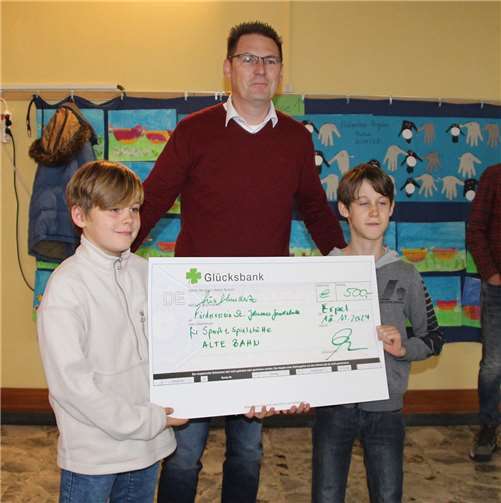 Scheckübergabe durch Adam Udich (DvOE) an die Kinder der St. Johannes Grundschule Erpel. Foto: privat
