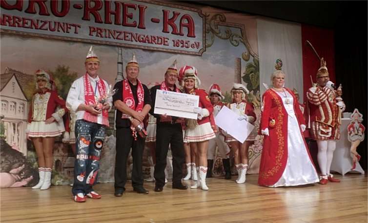 Scheckübergabe durch Hans Henrich.Privat