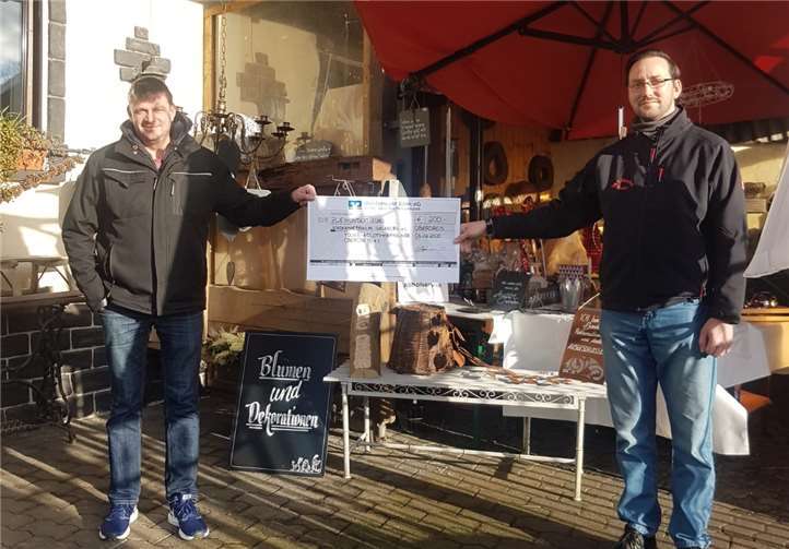 Scheckübergabe durch die Young- & Oldtimerfreunde.Fotos: privat