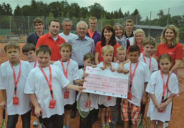 Scheckübergabe für einen guten Zweck: Die KSK Köln sponsert die Kooperation zwischen dem Tennisclub Heimerzheim und der örtlichen Swistbachschule. privat