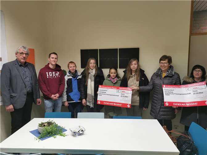 Scheckübergabe im Büro des Schulleiters Malte Möbius mit Lehrkraft Patrick Schneider, den Schülerinnen und Schülern Drystan Schmidt, Sofie Budka, Lahja Liesenfeld, Jasmine Budka und den Vertreterinnen der Katholischen Frauengemeinschaft Gabi Breitbach und Helene Gersabeck.  Foto: Florian Wolter