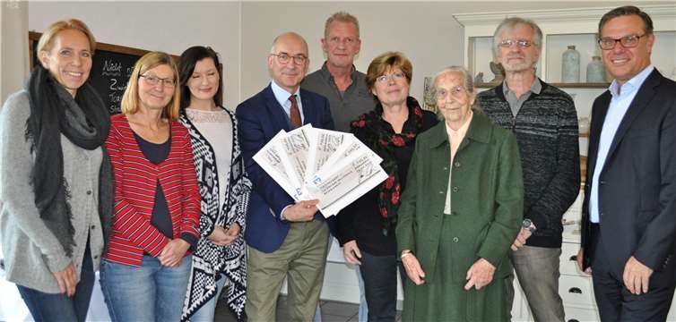 Scheckübergabe im Café Landlust, von links: Corinna Stühm, Barbara Bienentreu, Jessica Henzgen, Bert Spilles, Peter Hauck, Gabriele Vitt, Erika Meyer zu Drewer, Klaus-Jürgen Pusch und Burchard Kraus. Foto: Bürgerstiftung Meckenheim